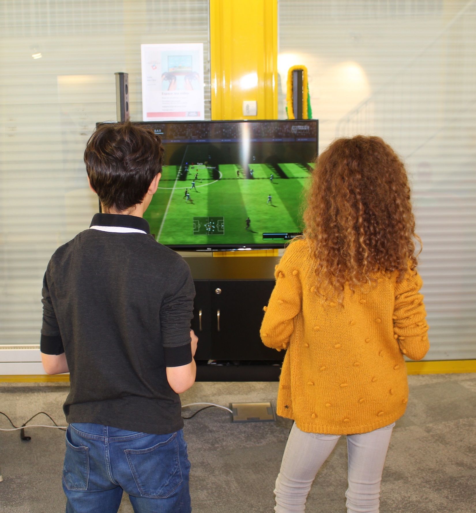 Photo de 2 adolescents en train de jeu au jeu vidéo