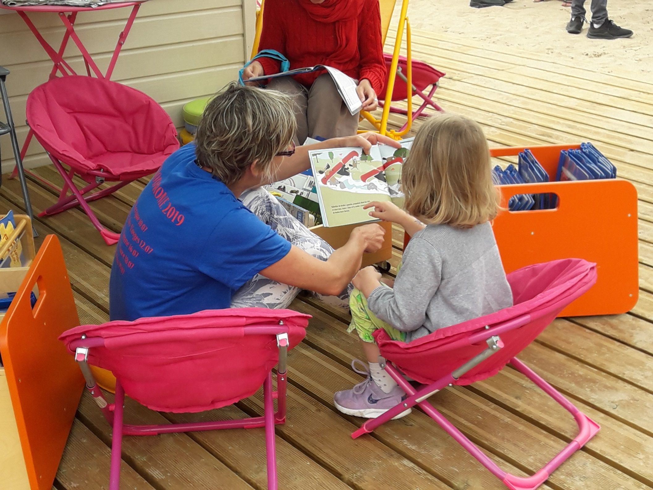 Photo de lecteurs de la bibliothèque de plage