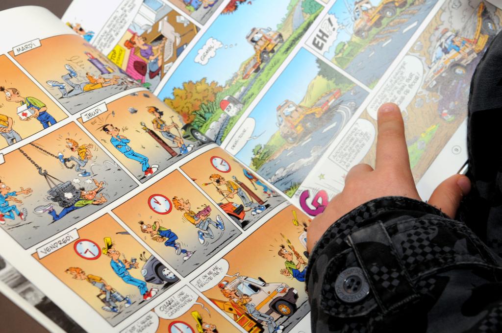 Photo d'un enfant qui lit une BD
