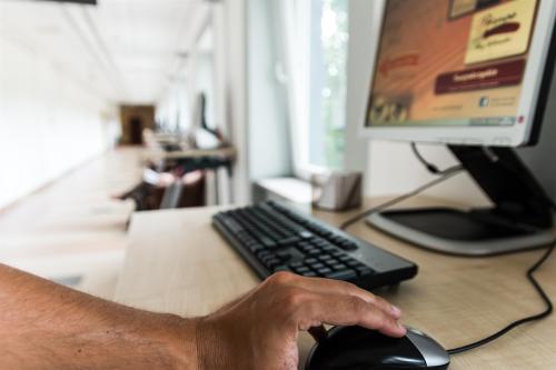 ordinateur dans une bibliothèque