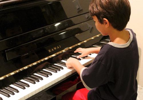 Enfant jouant du piano