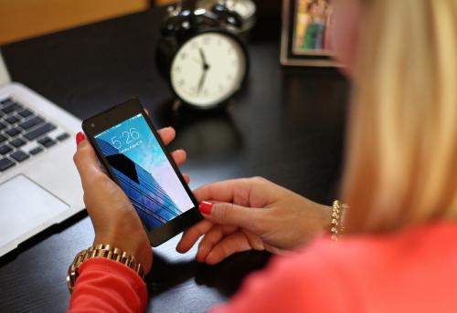 Femme avec smartphone